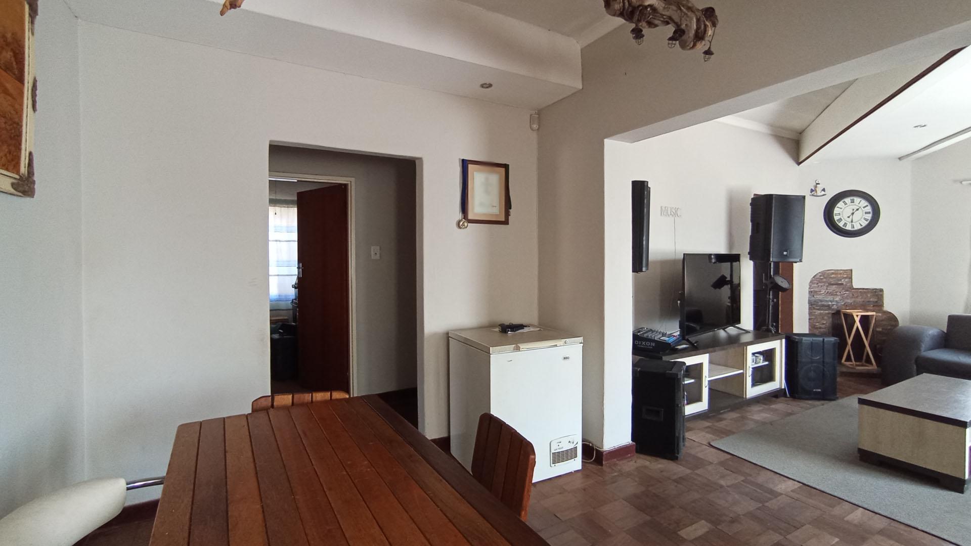 Spaces - 28 square meters of property in Daspoort