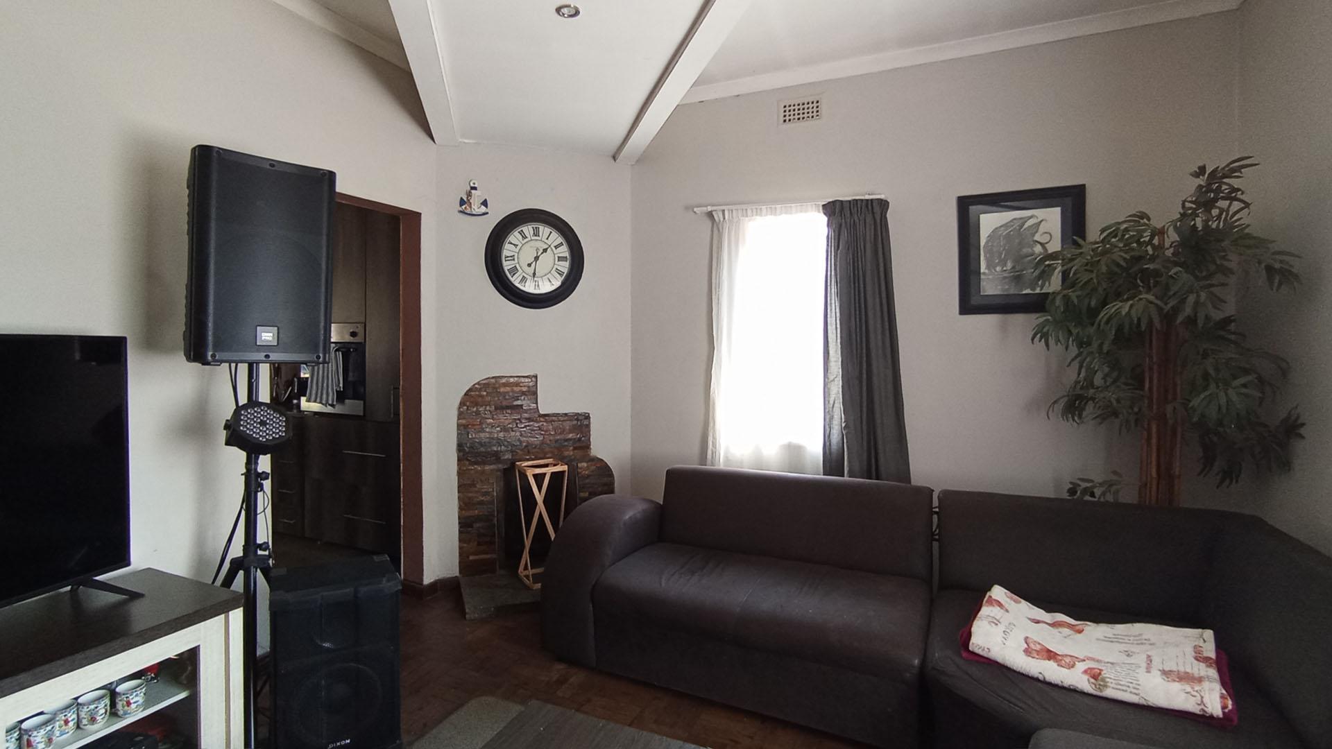 Lounges - 50 square meters of property in Daspoort