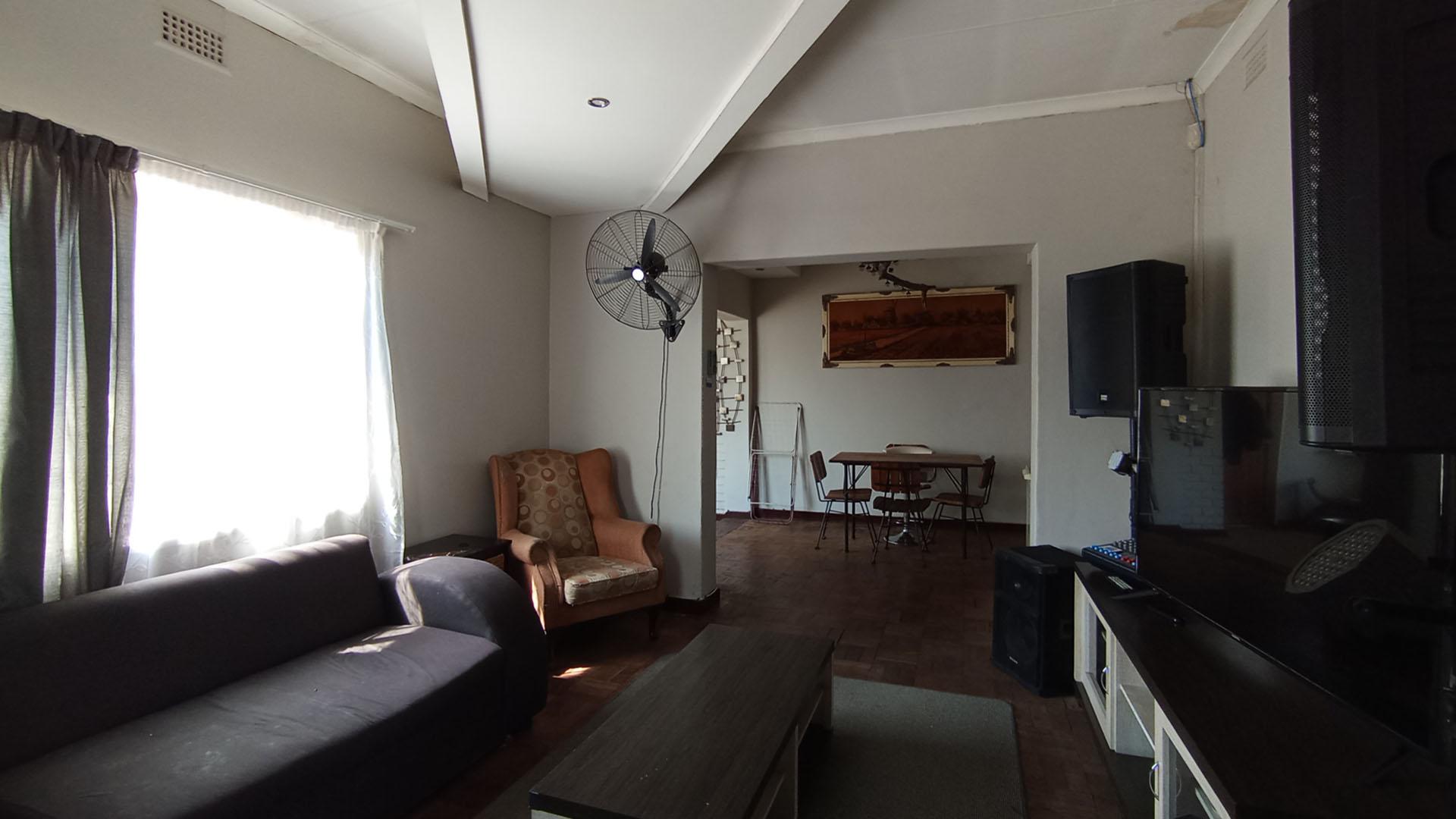 Lounges - 50 square meters of property in Daspoort