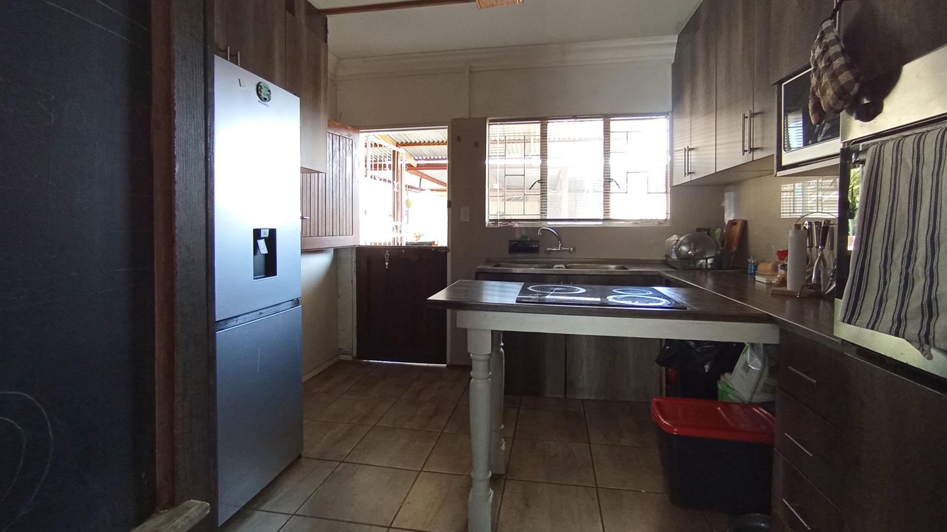 Kitchen - 25 square meters of property in Daspoort