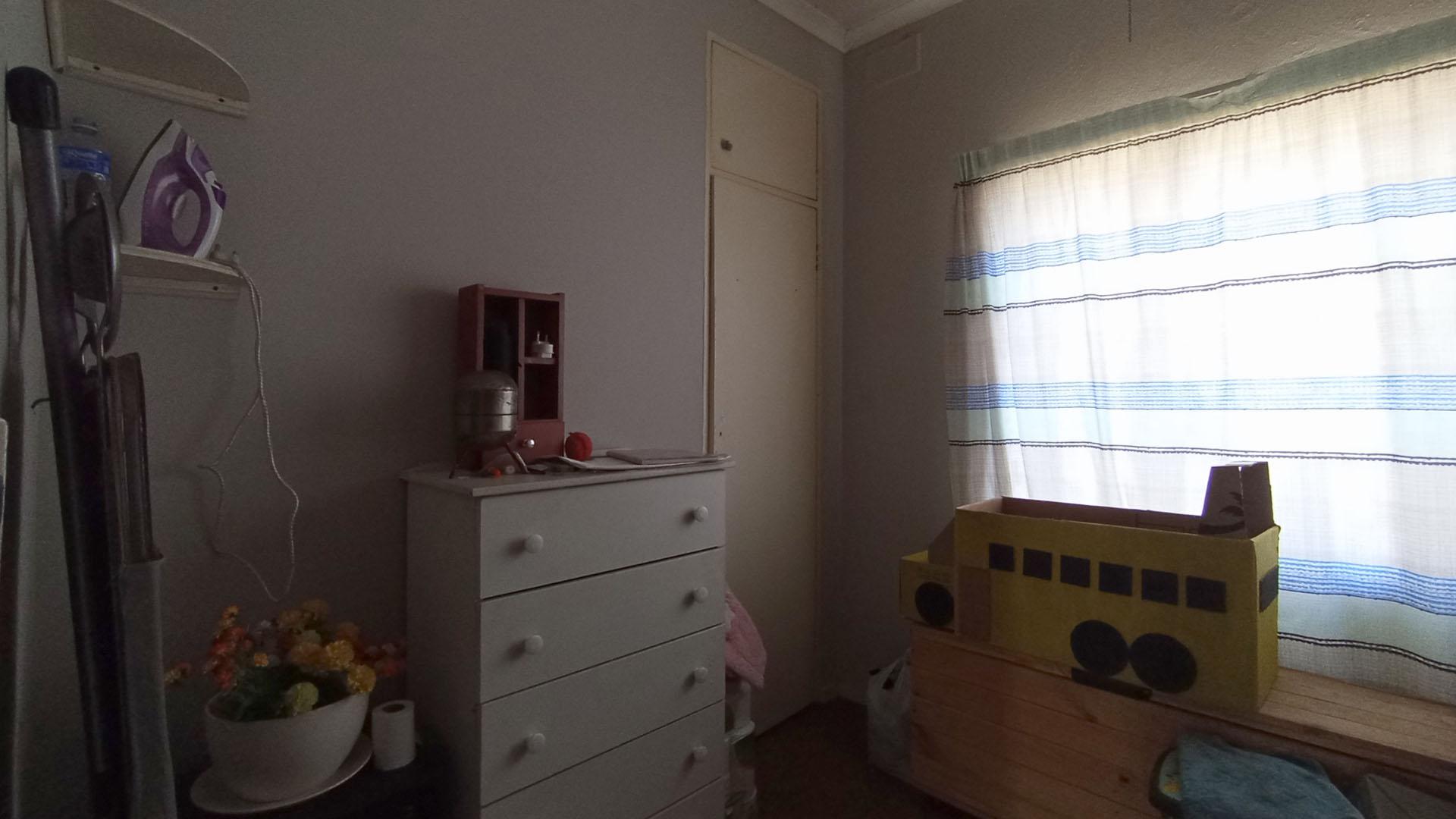 Bed Room 1 - 24 square meters of property in Daspoort