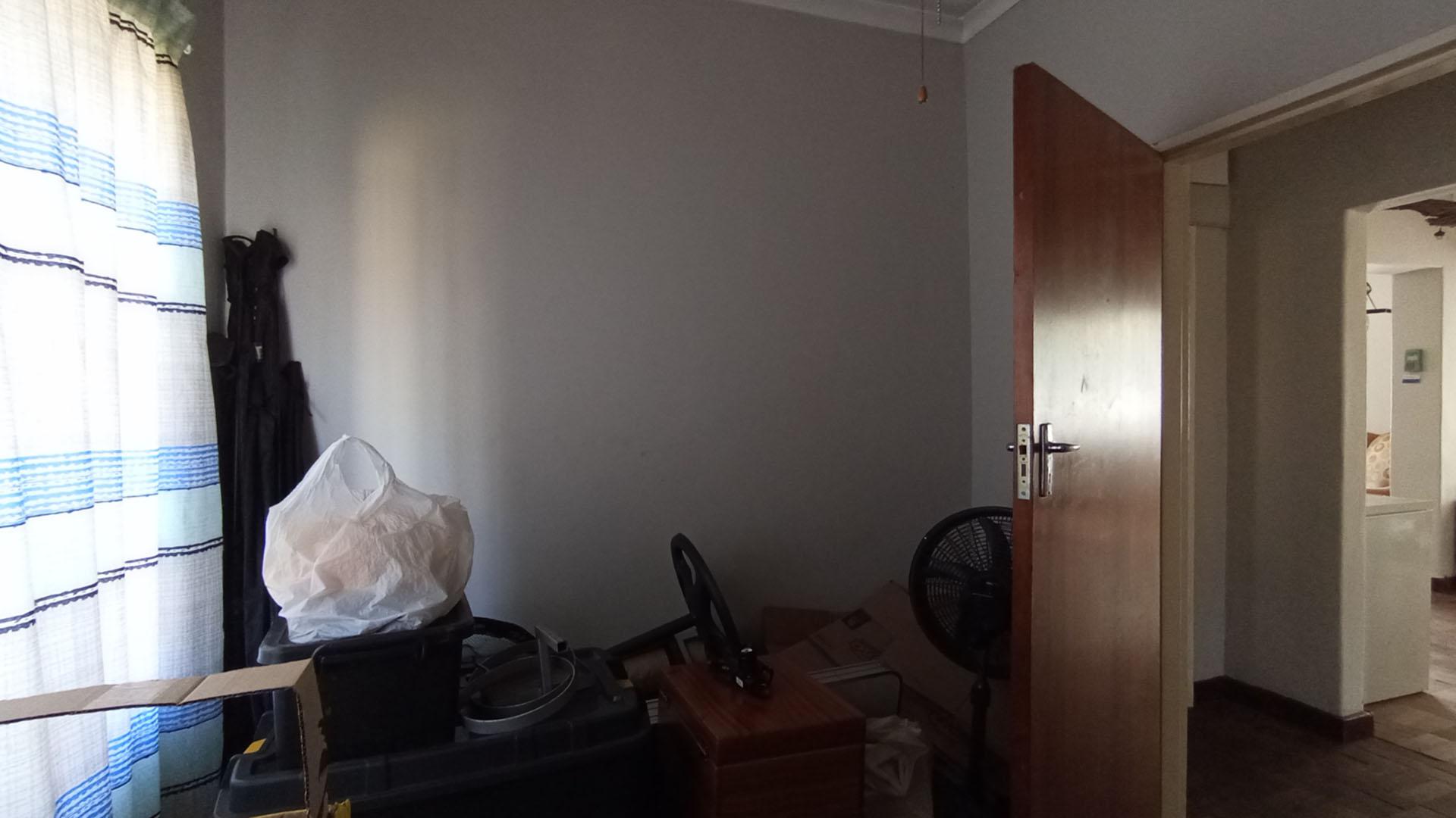 Bed Room 1 - 24 square meters of property in Daspoort