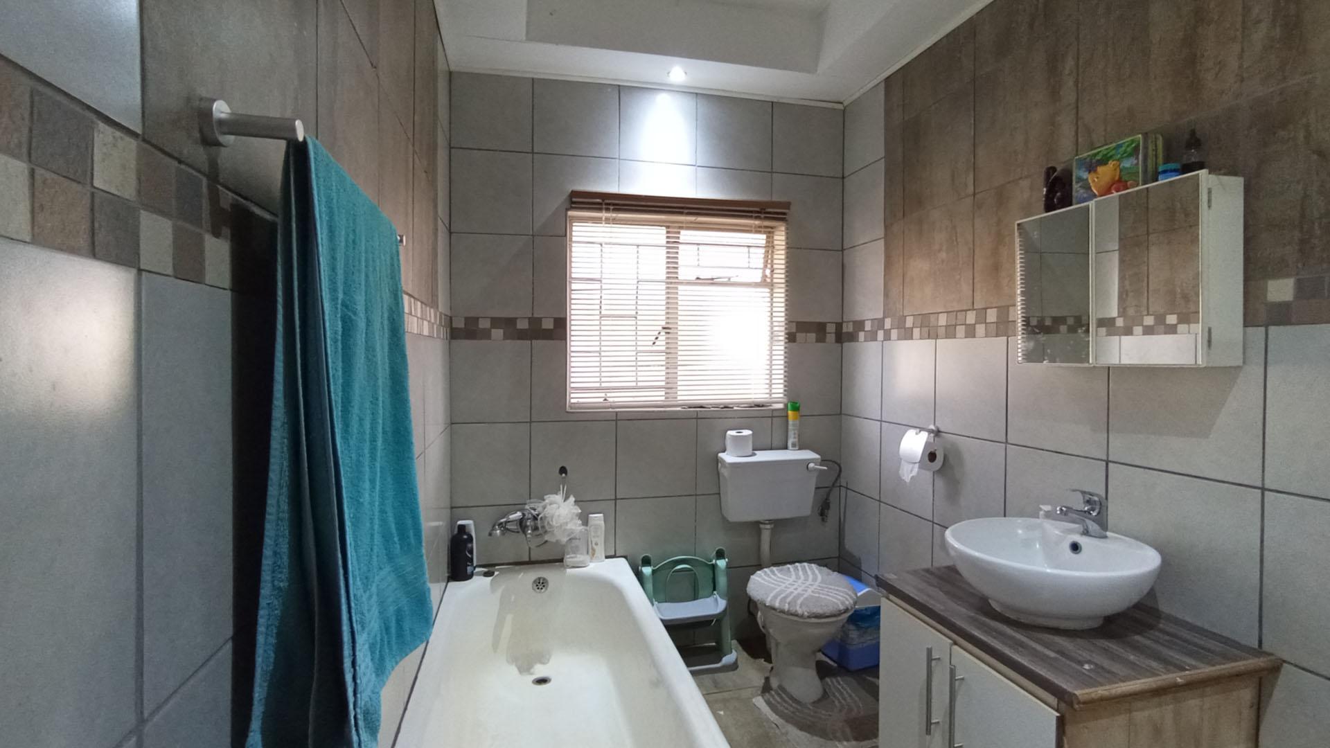Bathroom 1 - 16 square meters of property in Daspoort