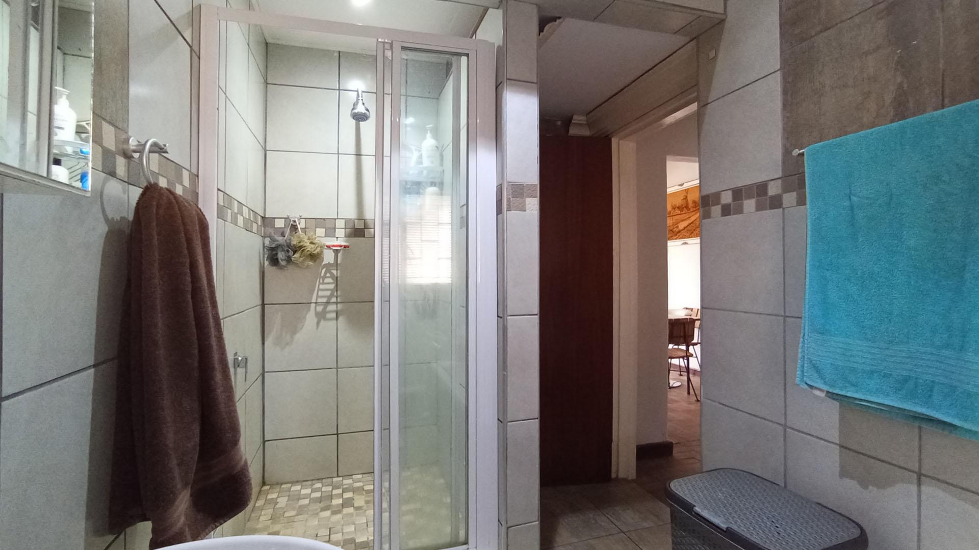 Bathroom 1 - 16 square meters of property in Daspoort