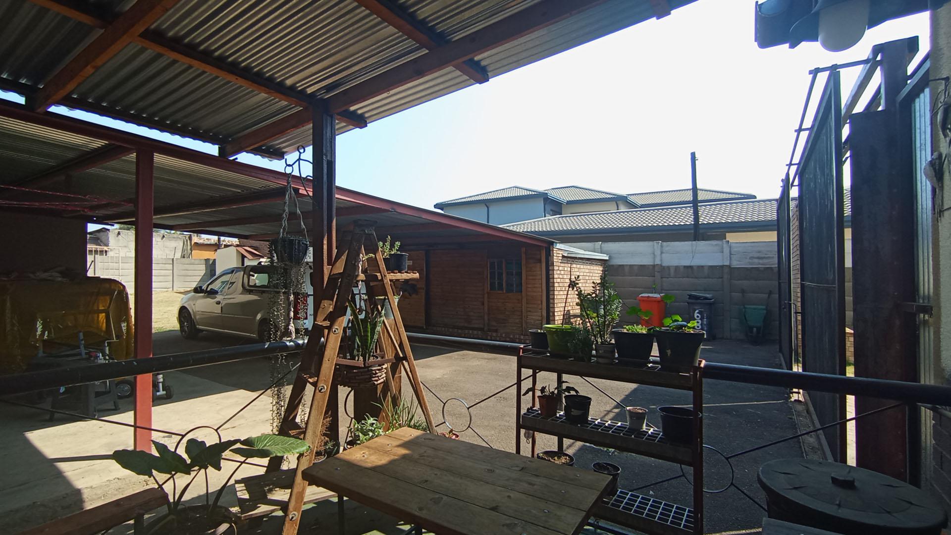 Backyard of property in Daspoort