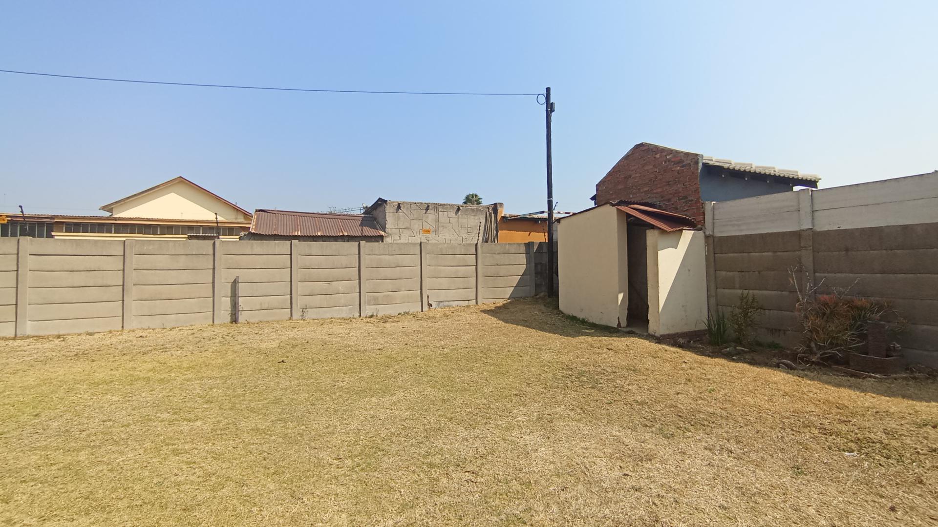 Backyard of property in Daspoort