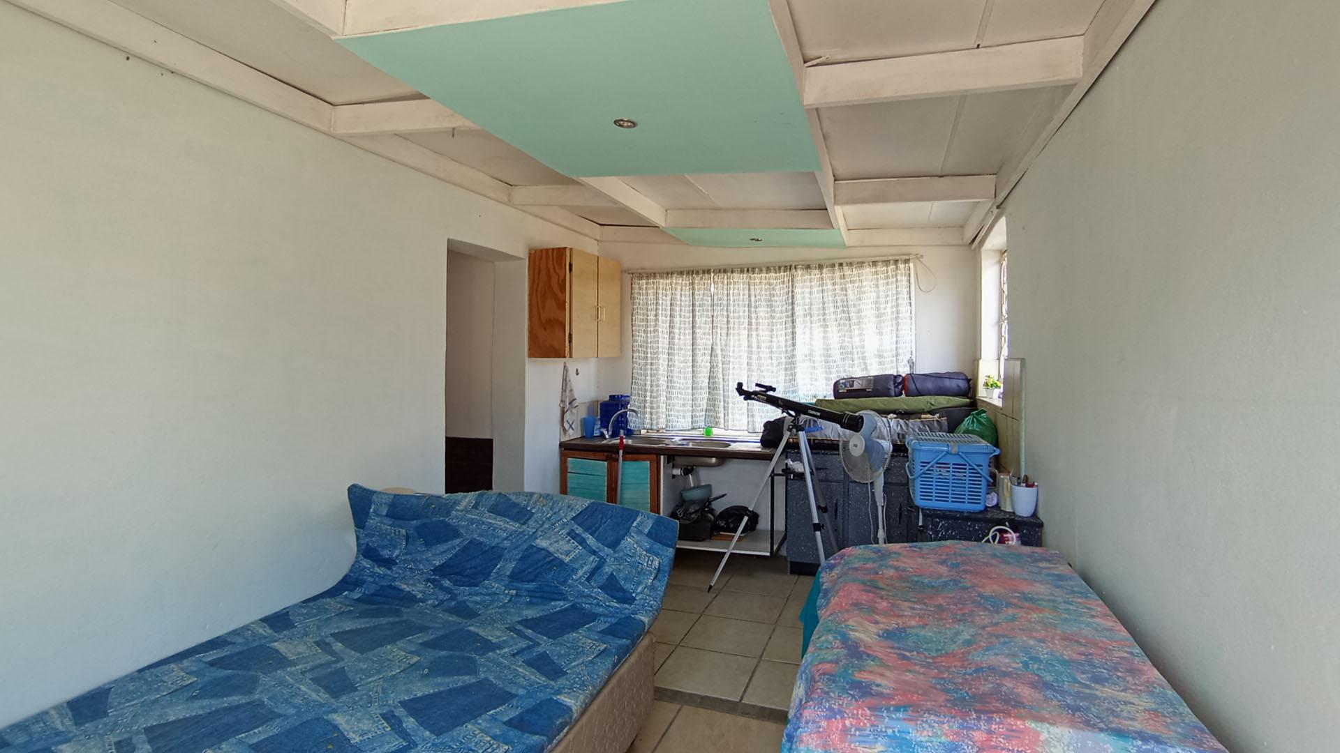 Lounges - 50 square meters of property in Daspoort