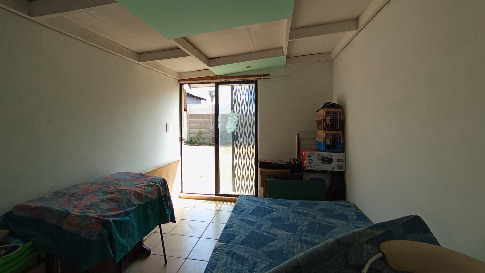 Lounges - 50 square meters of property in Daspoort