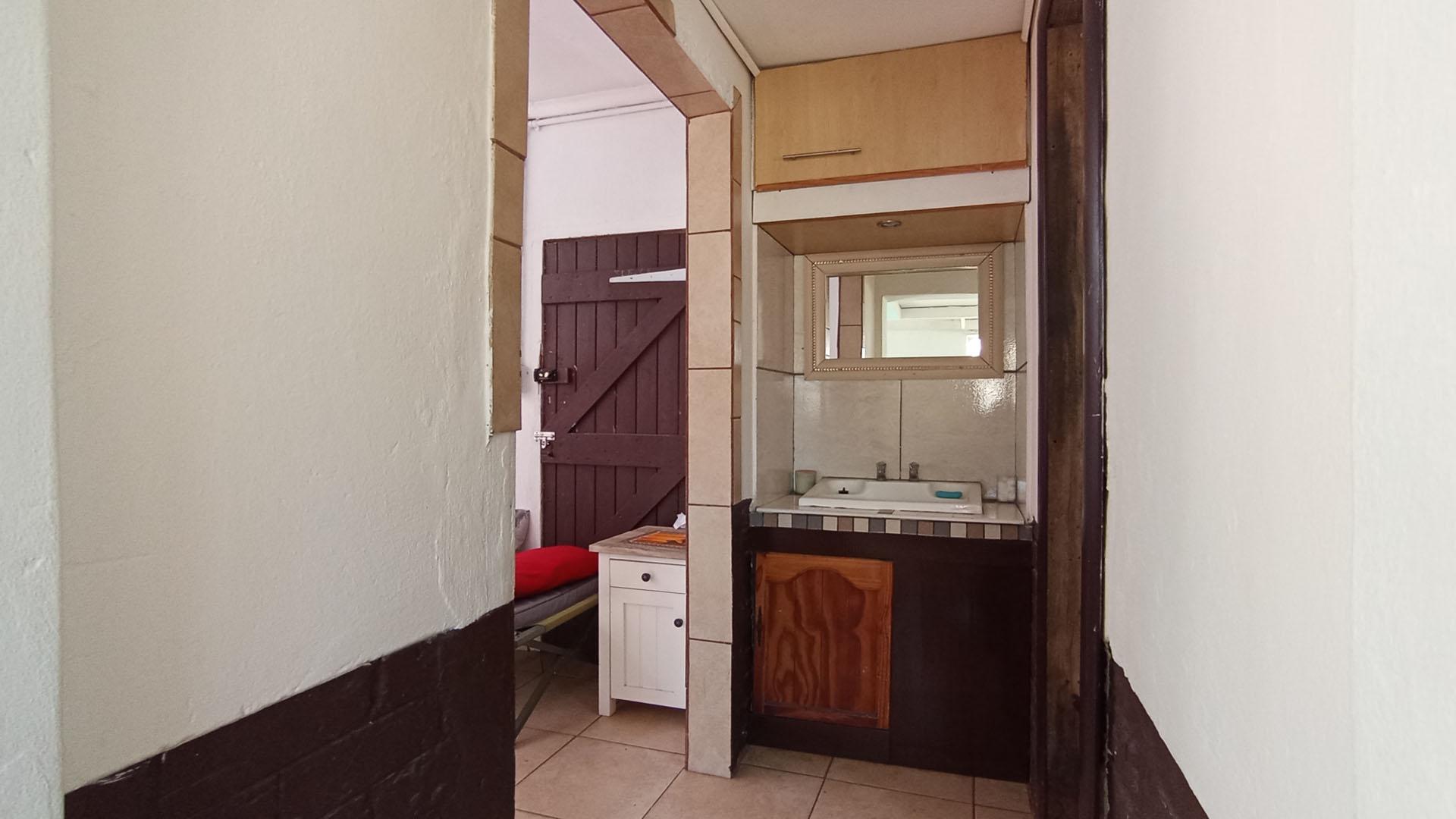 Spaces - 28 square meters of property in Daspoort