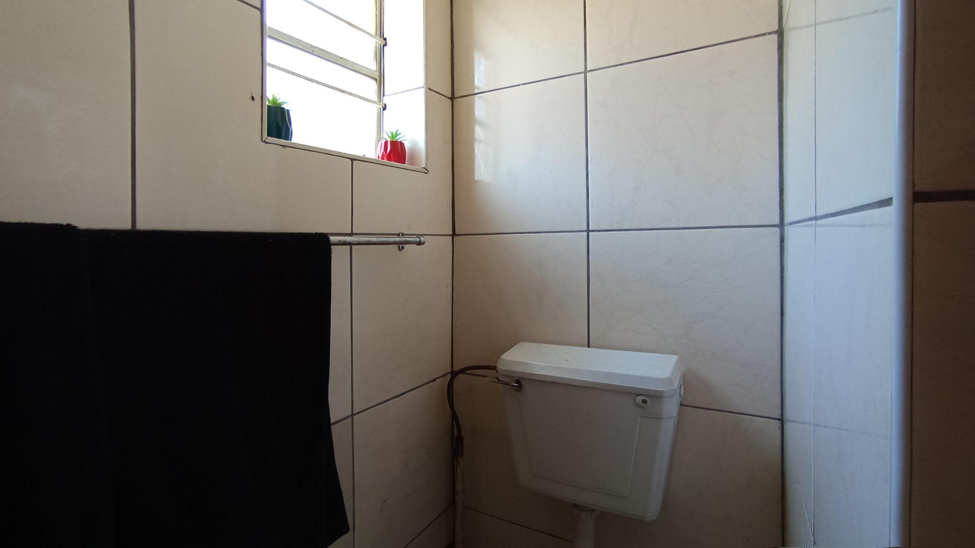 Bathroom 1 - 16 square meters of property in Daspoort