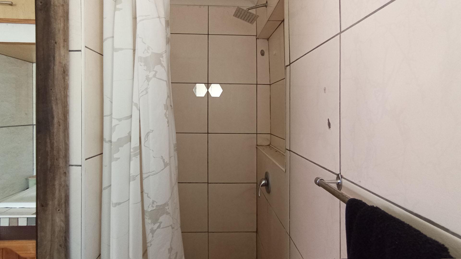 Bathroom 1 - 16 square meters of property in Daspoort