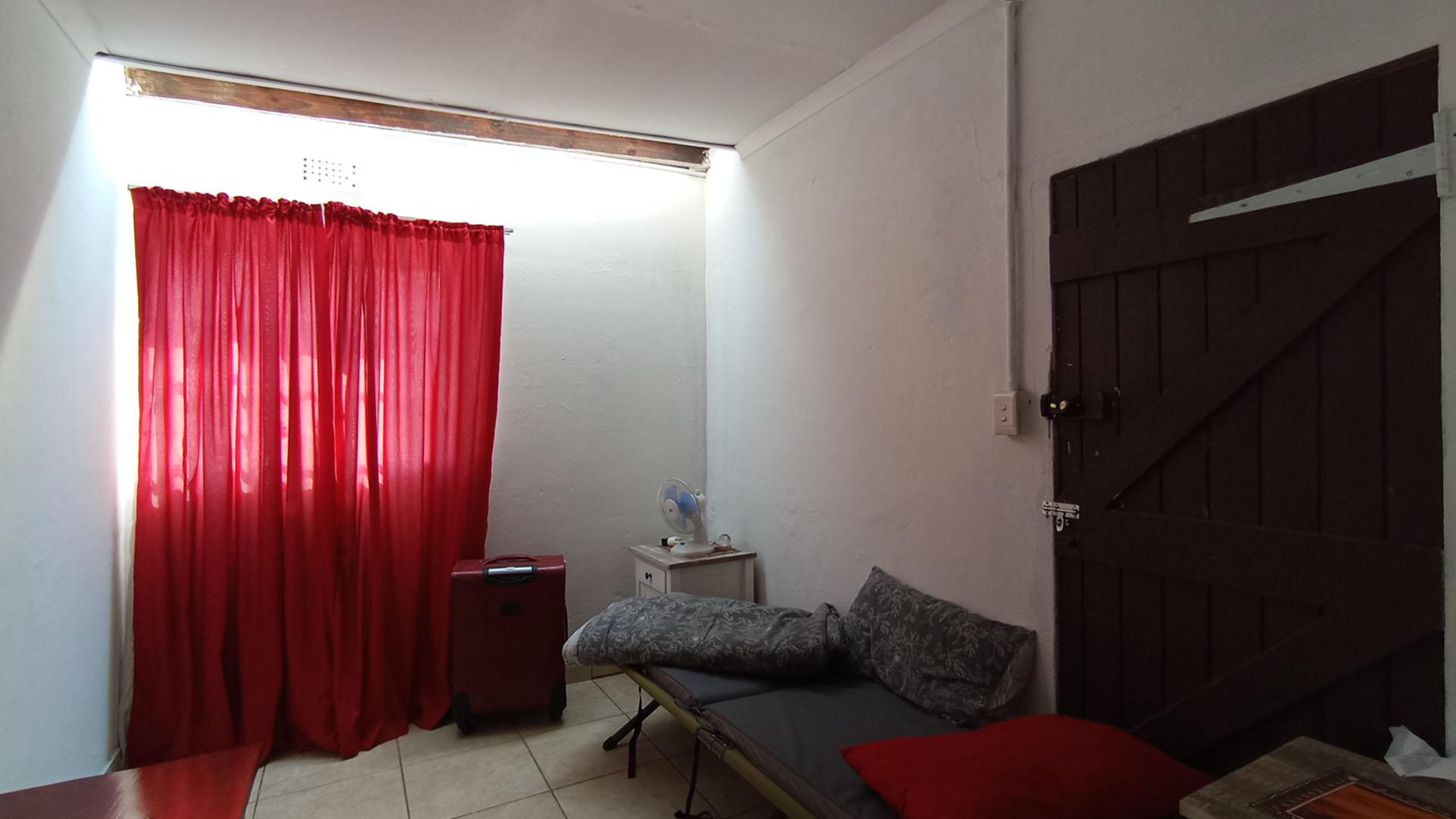 Bed Room 1 - 24 square meters of property in Daspoort