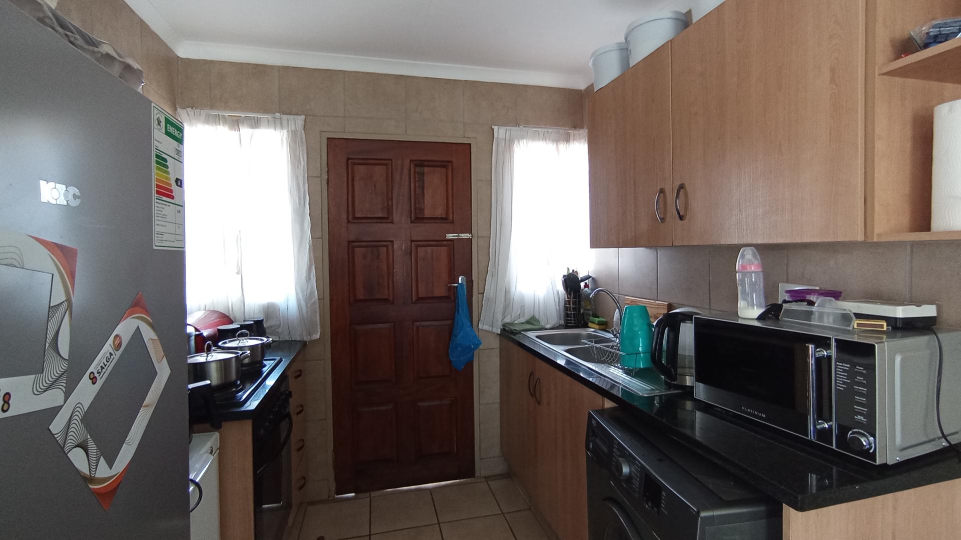 Kitchen - 6 square meters of property in Olievenhoutbos