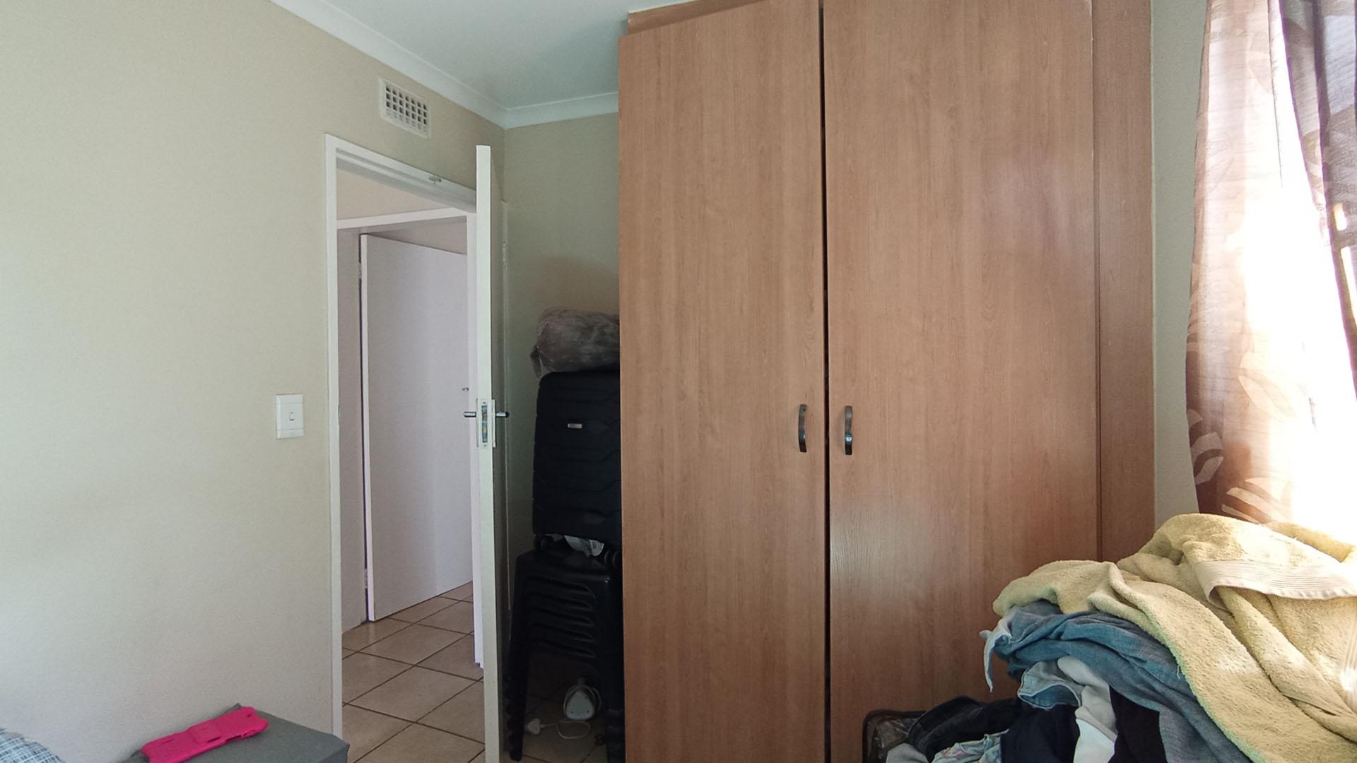 Bed Room 2 - 7 square meters of property in Olievenhoutbos