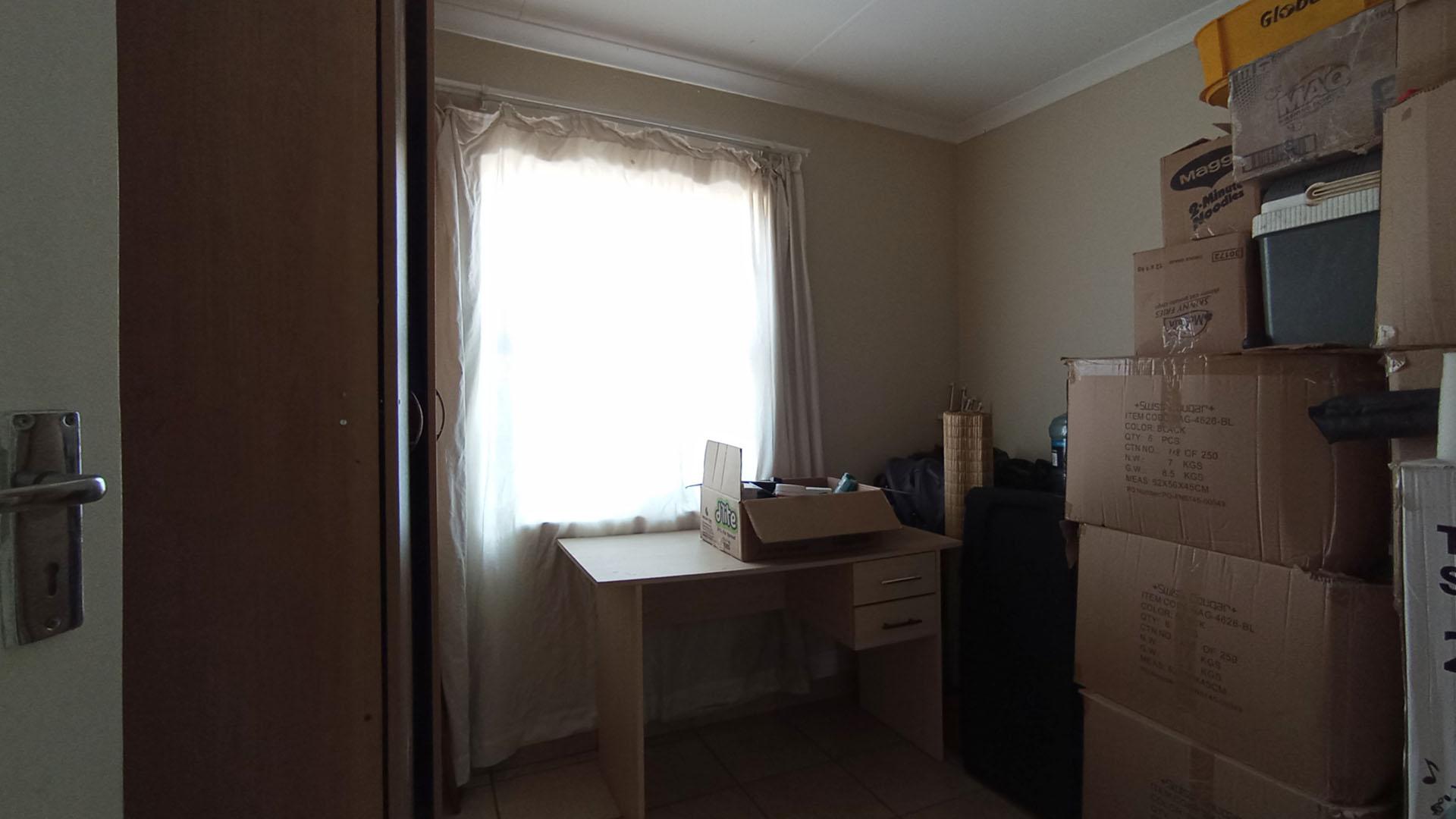 Bed Room 1 - 8 square meters of property in Olievenhoutbos