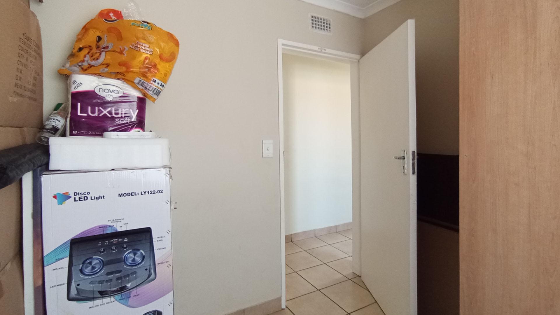 Bed Room 1 - 8 square meters of property in Olievenhoutbos