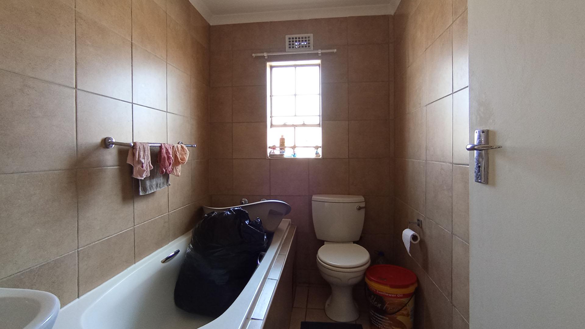 Bathroom 1 - 4 square meters of property in Olievenhoutbos