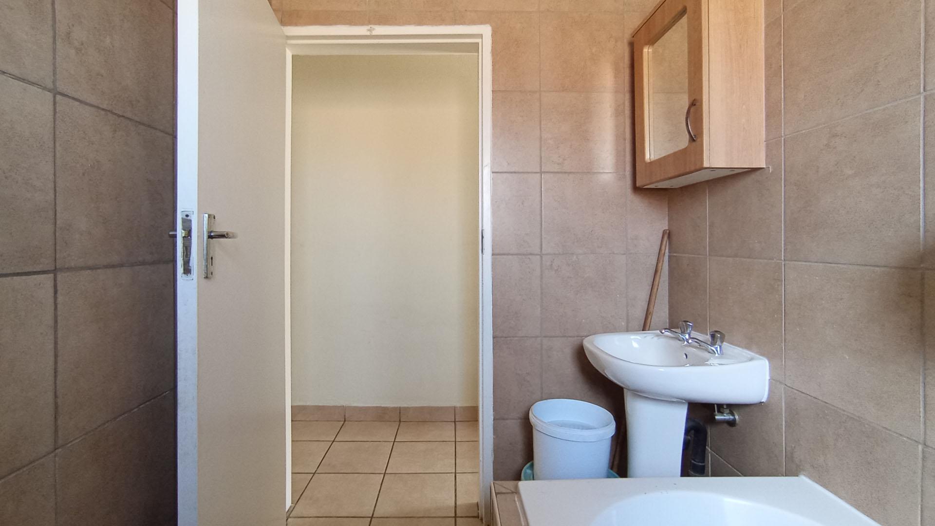 Bathroom 1 - 4 square meters of property in Olievenhoutbos