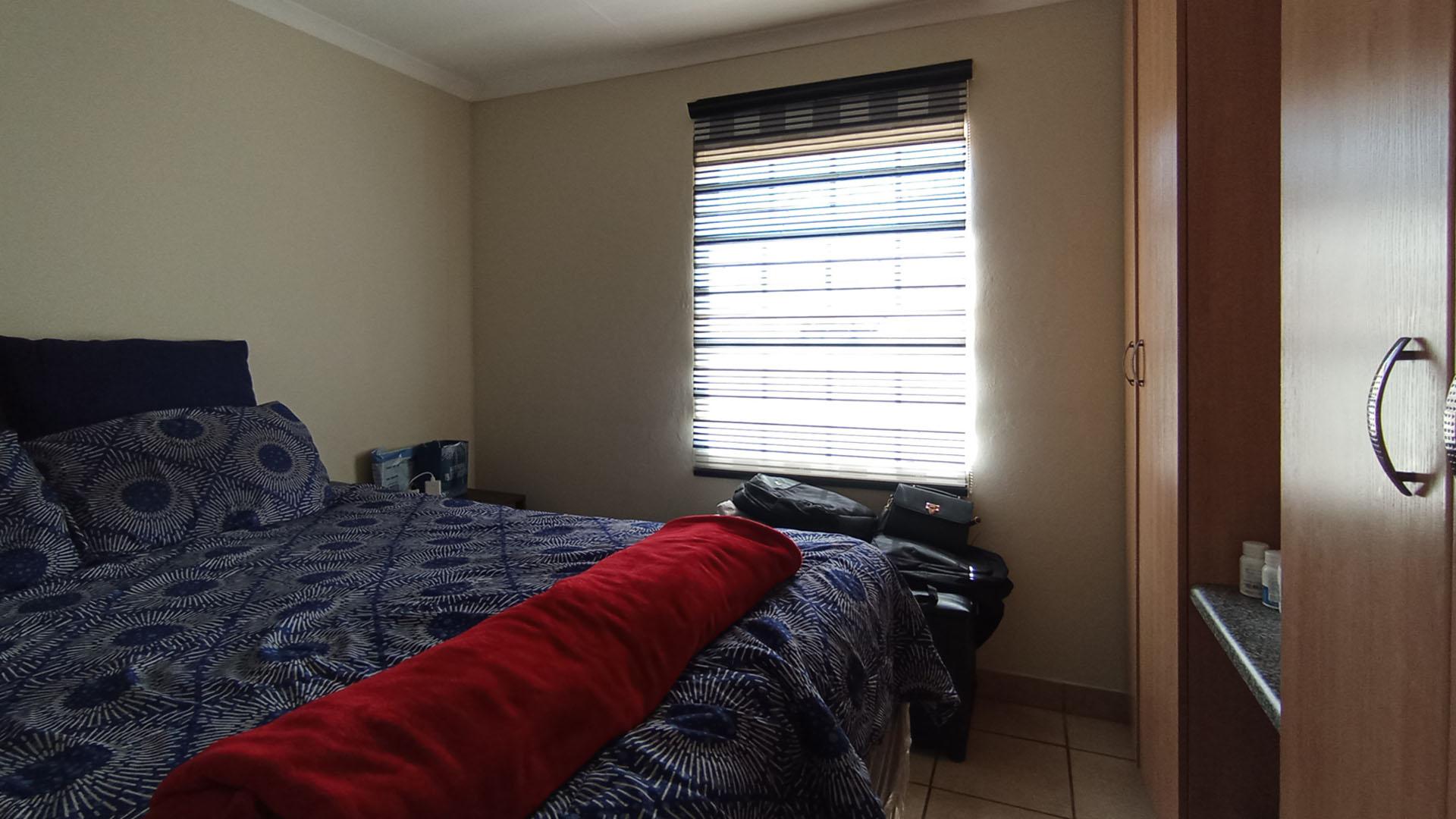 Main Bedroom - 11 square meters of property in Olievenhoutbos