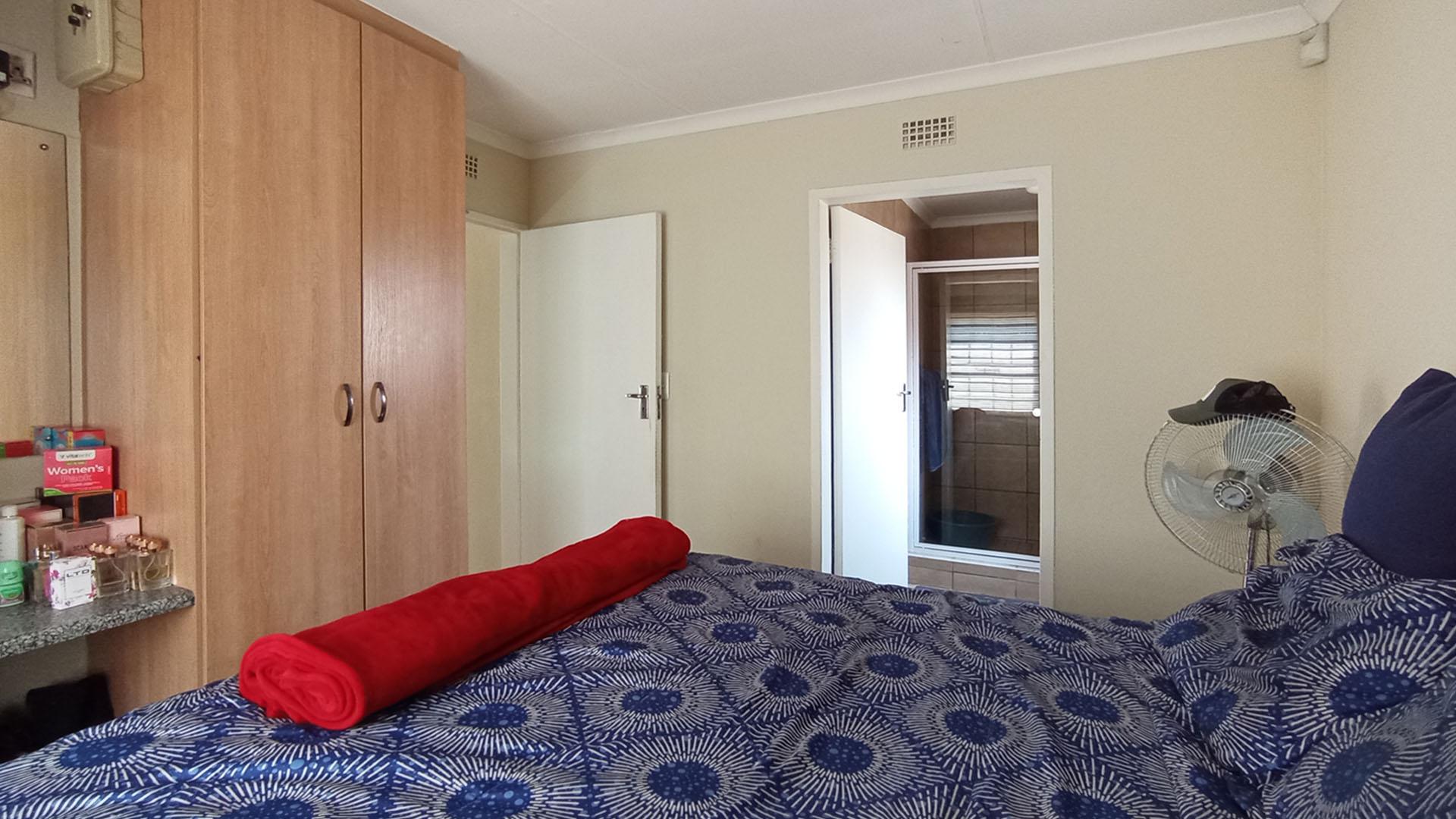 Main Bedroom - 11 square meters of property in Olievenhoutbos