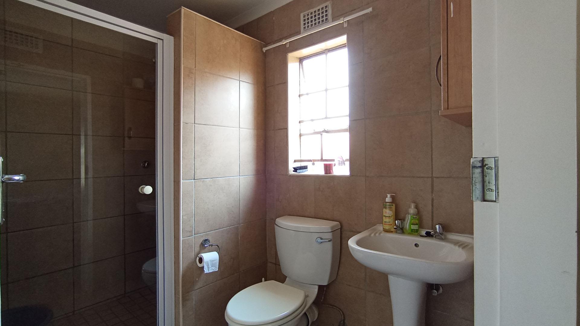 Main Bathroom - 5 square meters of property in Olievenhoutbos