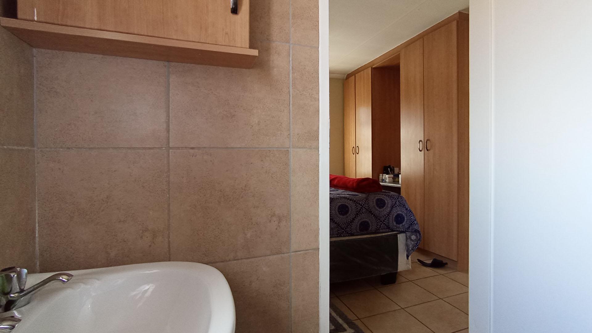 Main Bathroom - 5 square meters of property in Olievenhoutbos