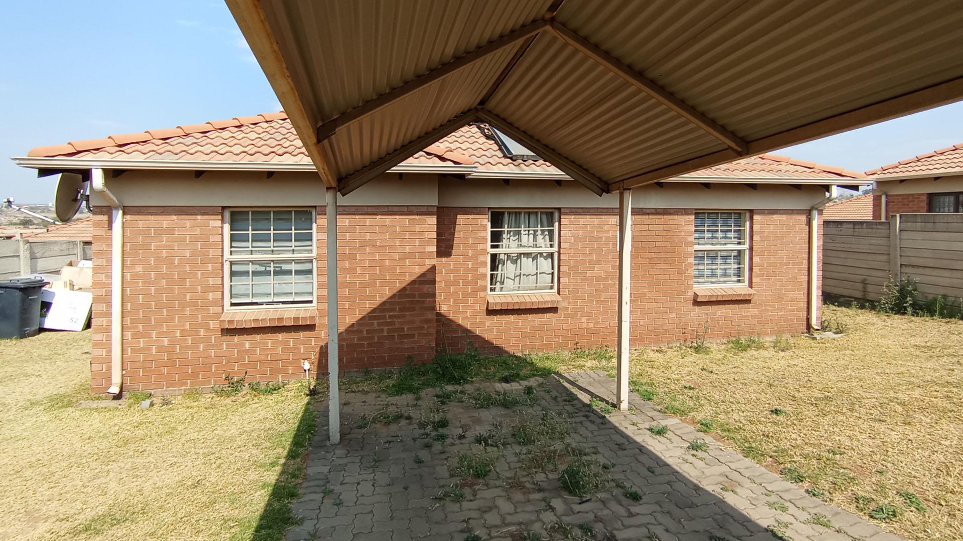 Carport  - 15 square meters of property in Olievenhoutbos