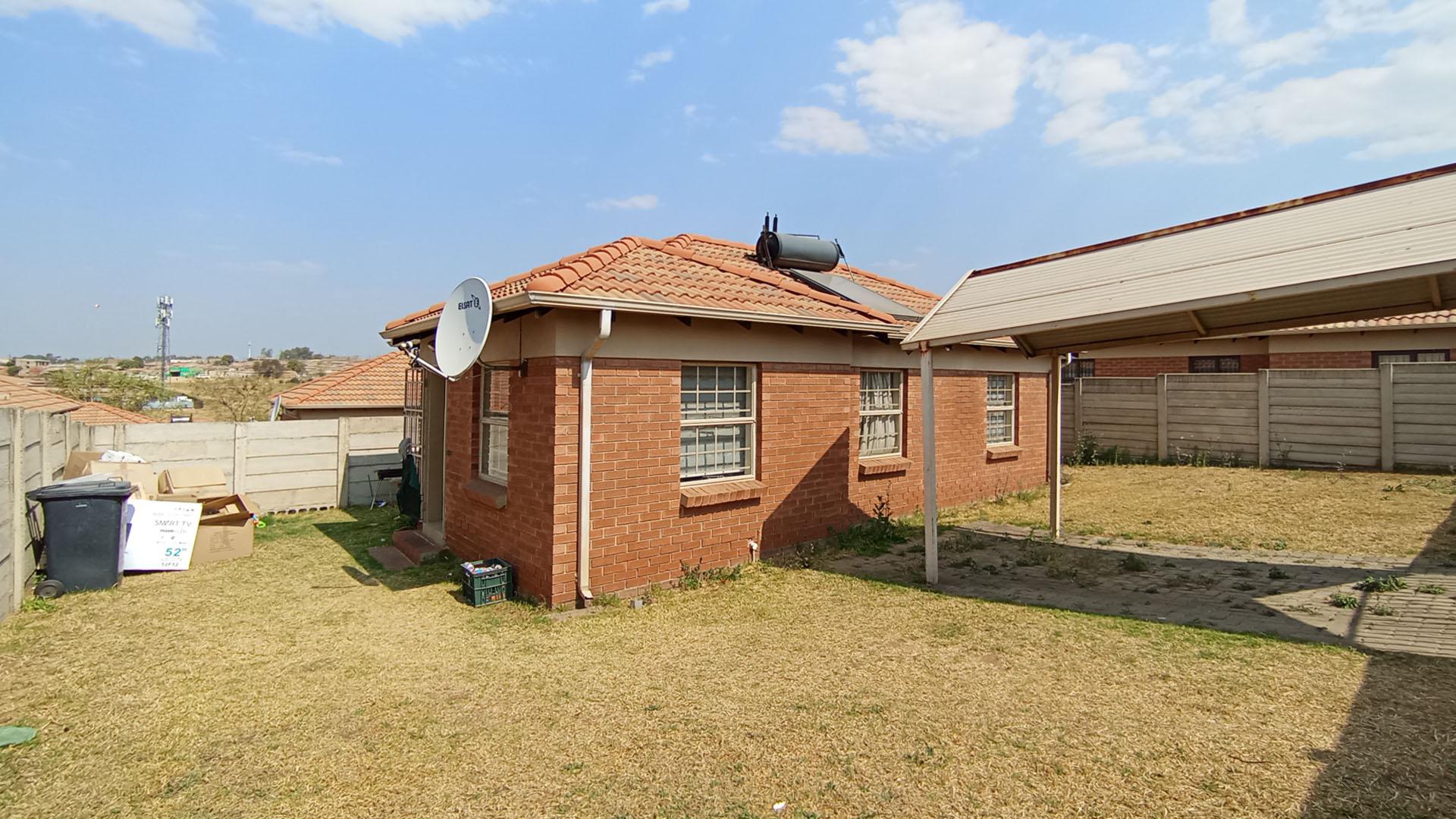 Front View of property in Olievenhoutbos