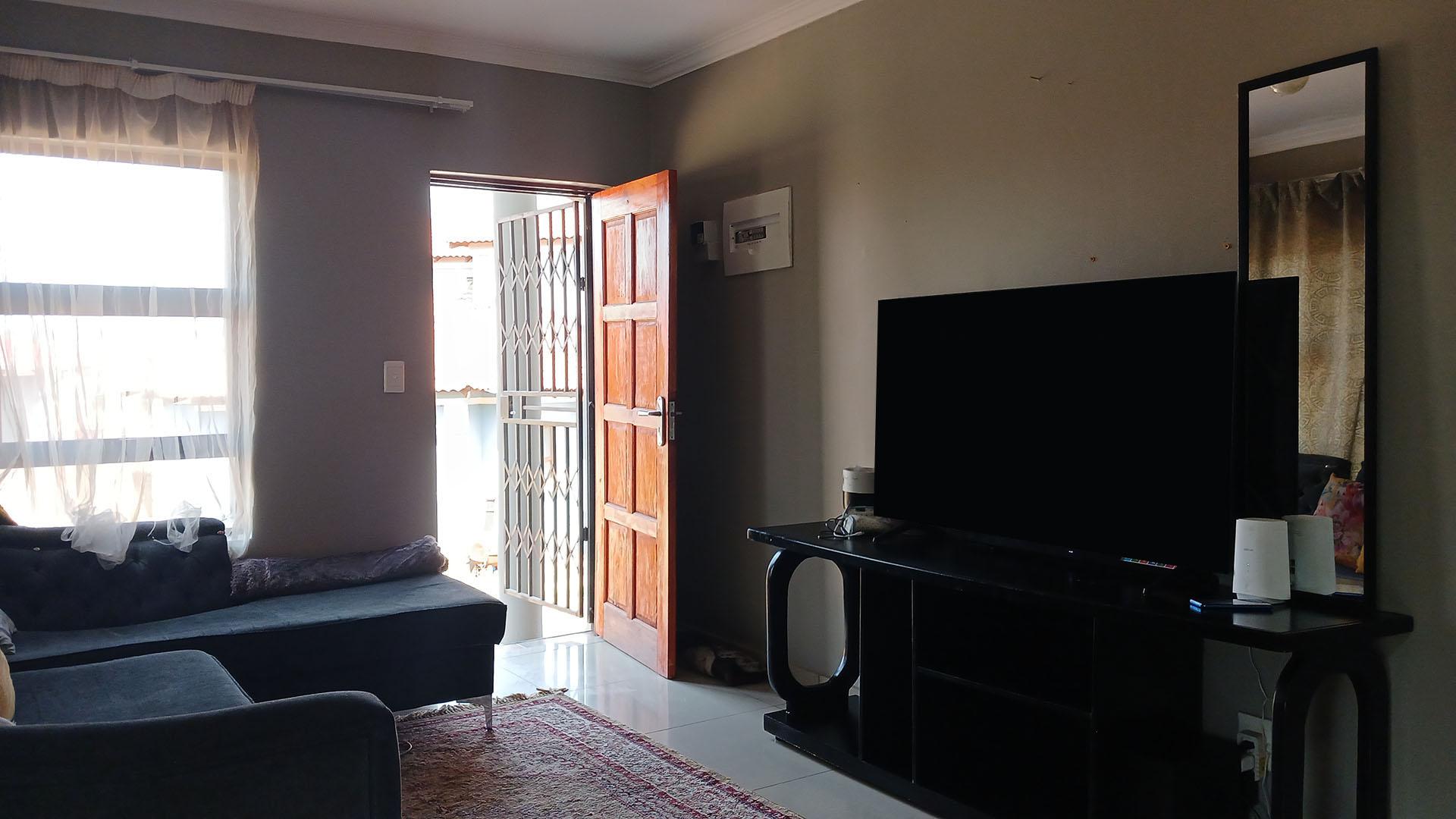 Lounges - 58 square meters of property in Munsieville