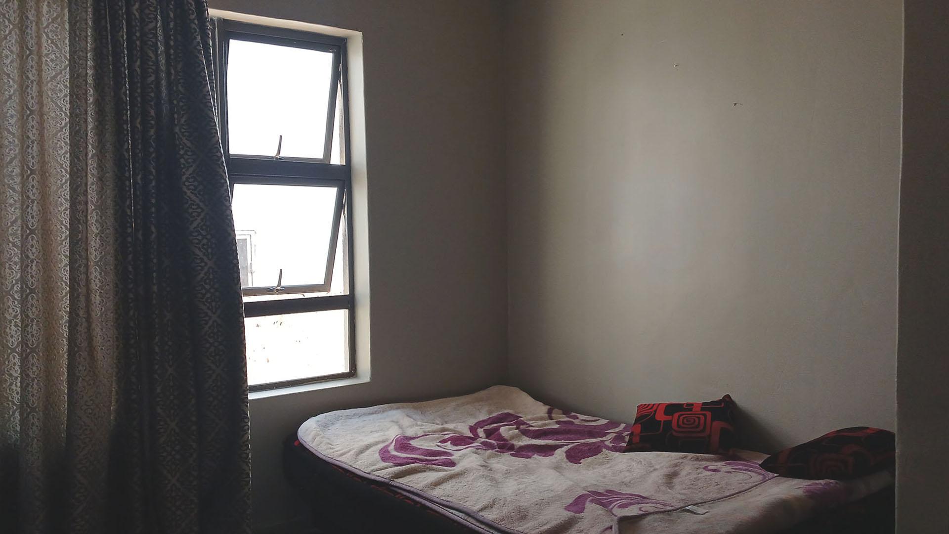 Bed Room 1 - 11 square meters of property in Munsieville