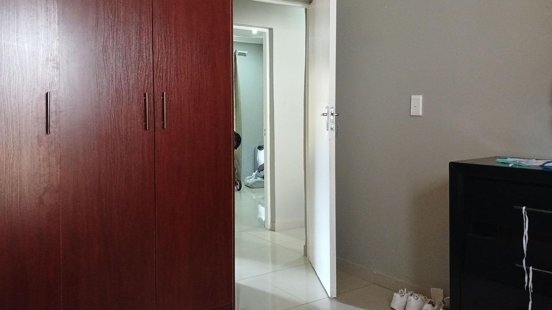 Bed Room 1 - 11 square meters of property in Munsieville