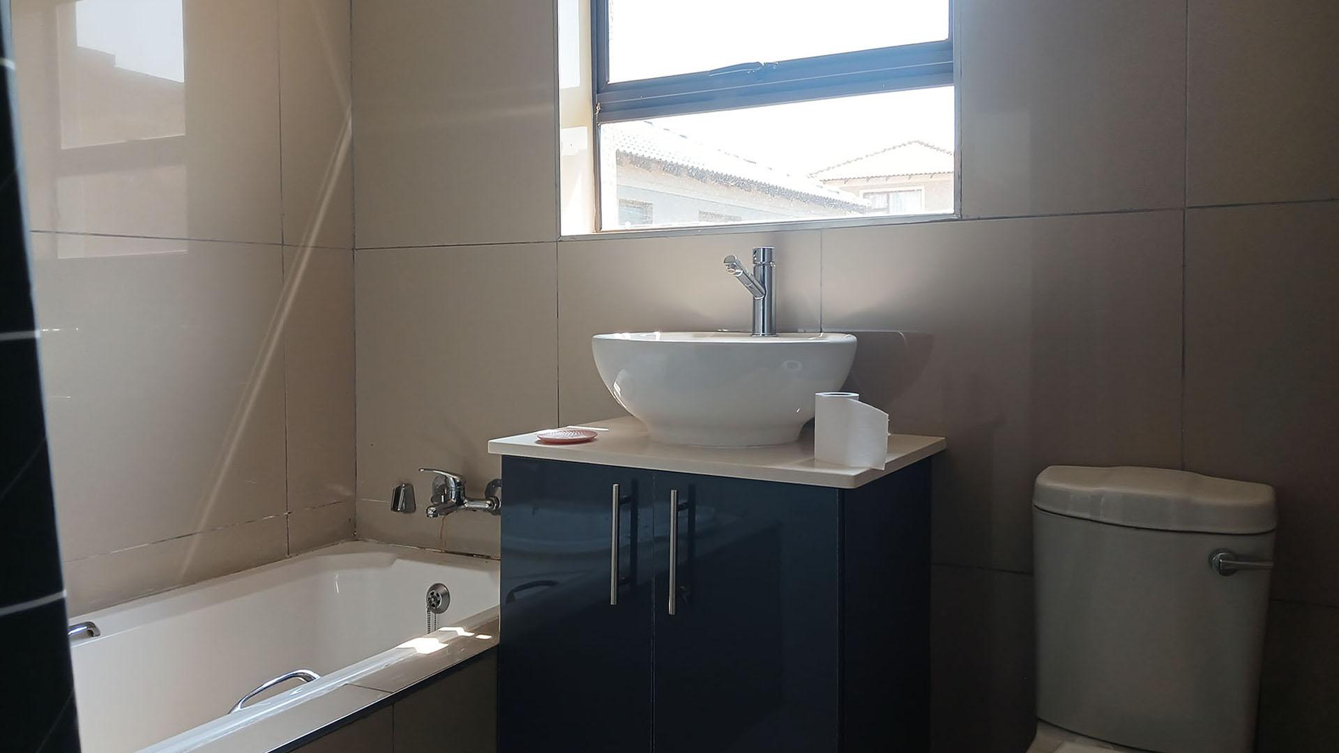 Main Bathroom - 11 square meters of property in Munsieville