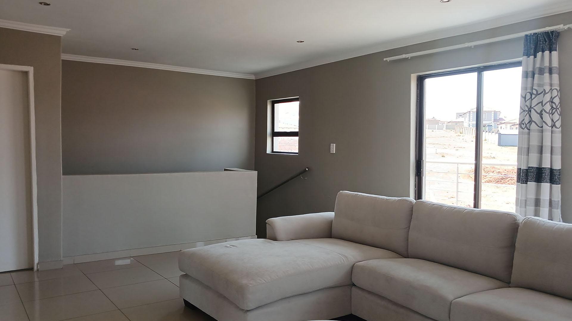 Lounges - 58 square meters of property in Munsieville