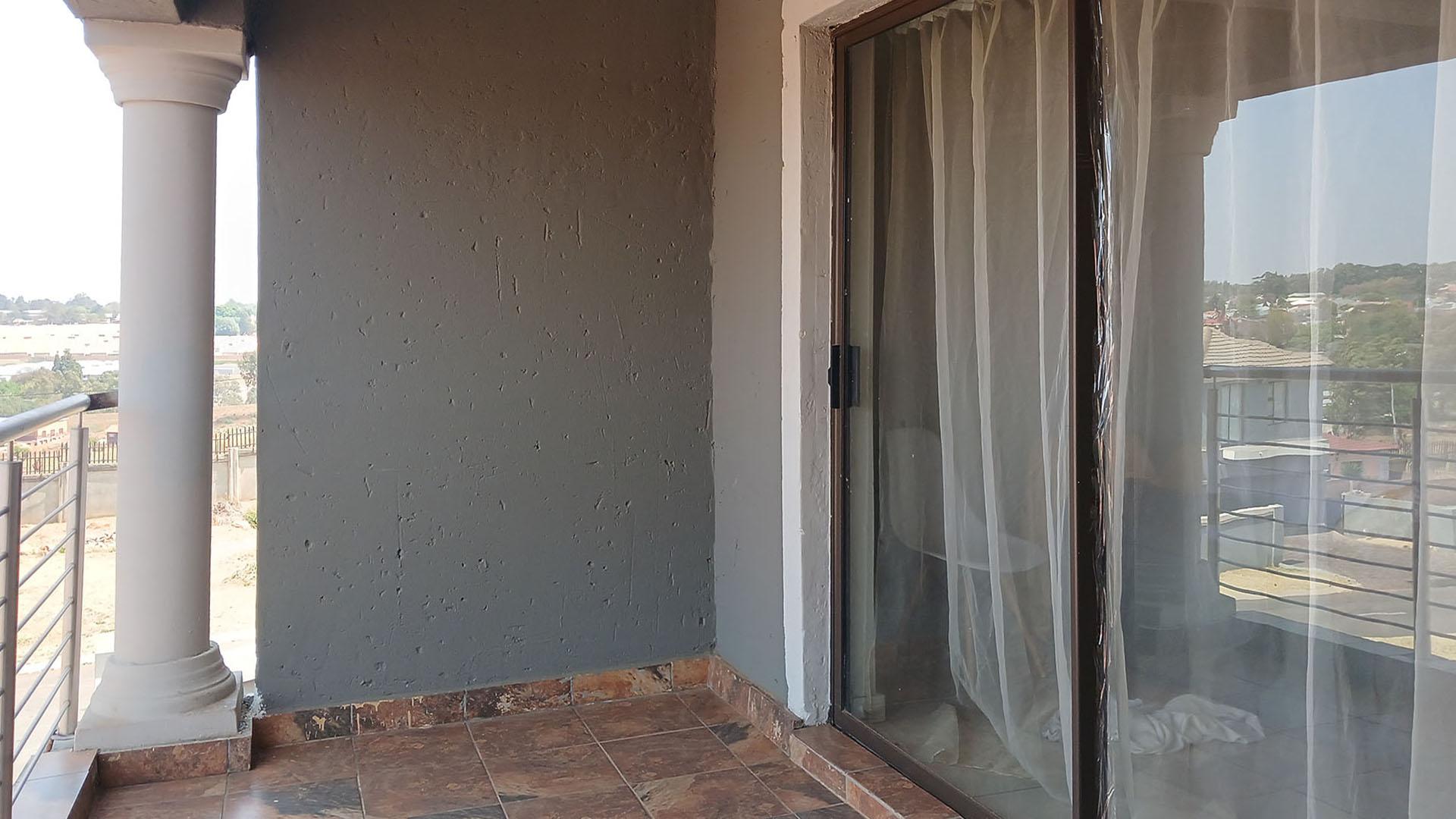 Balcony - 24 square meters of property in Munsieville