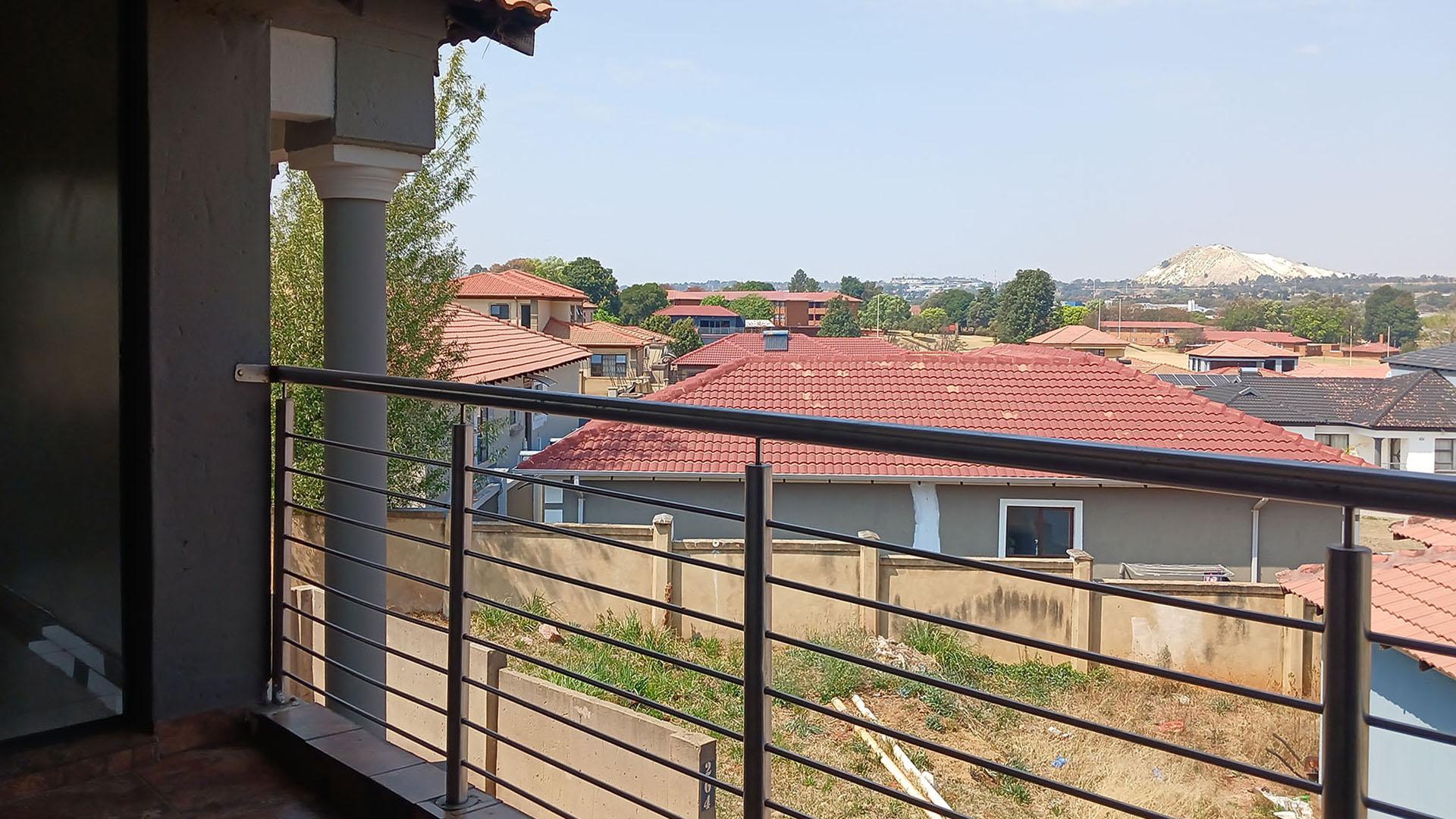 Balcony - 24 square meters of property in Munsieville