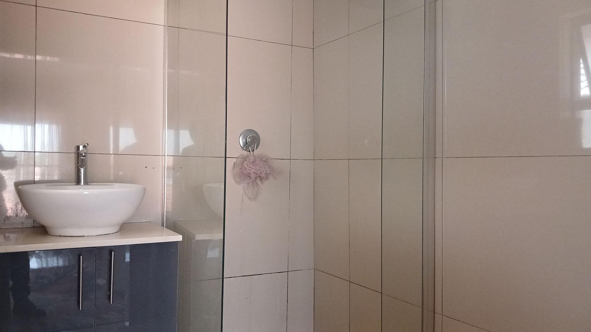 Main Bathroom - 11 square meters of property in Munsieville