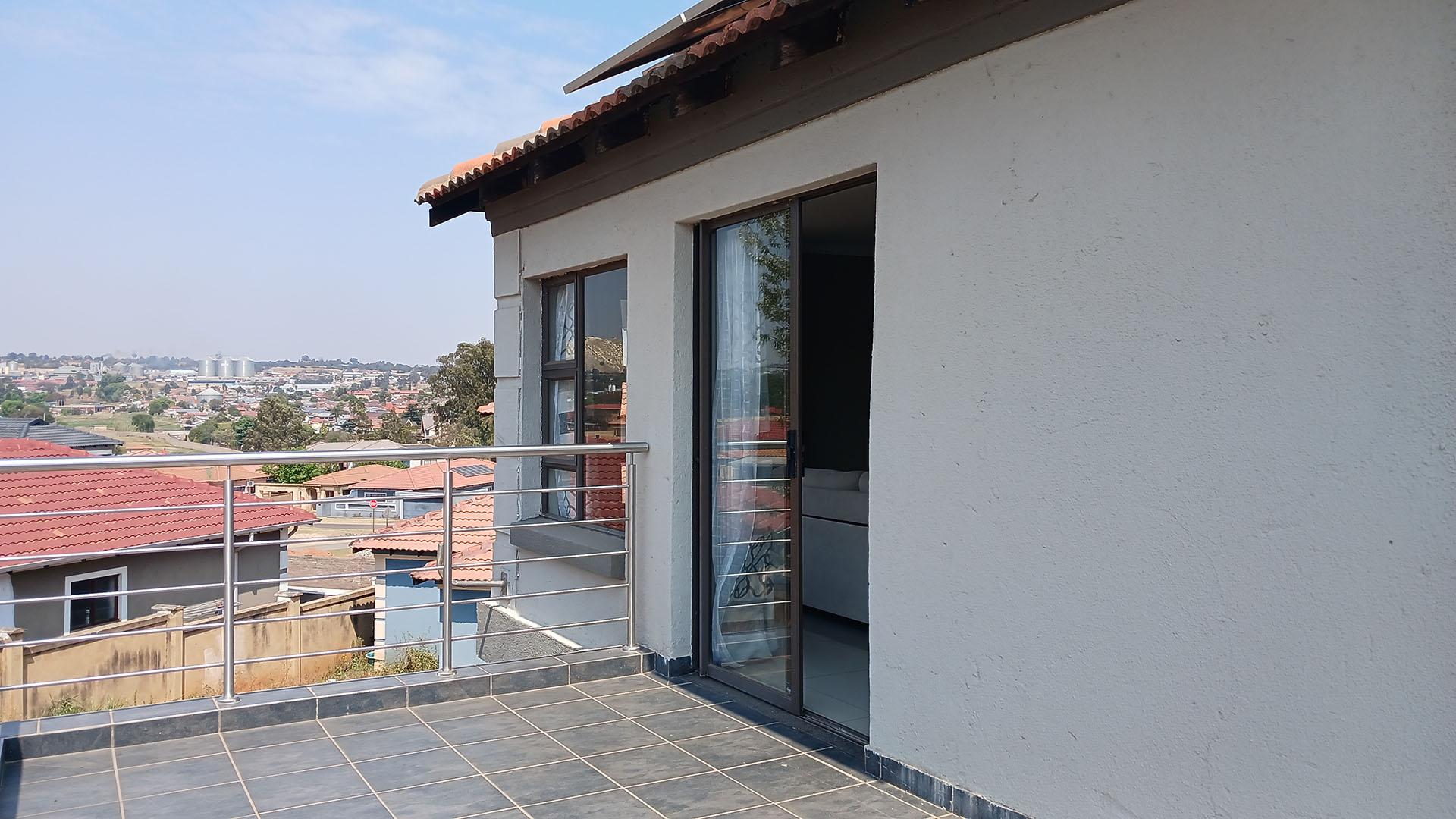 Balcony - 24 square meters of property in Munsieville