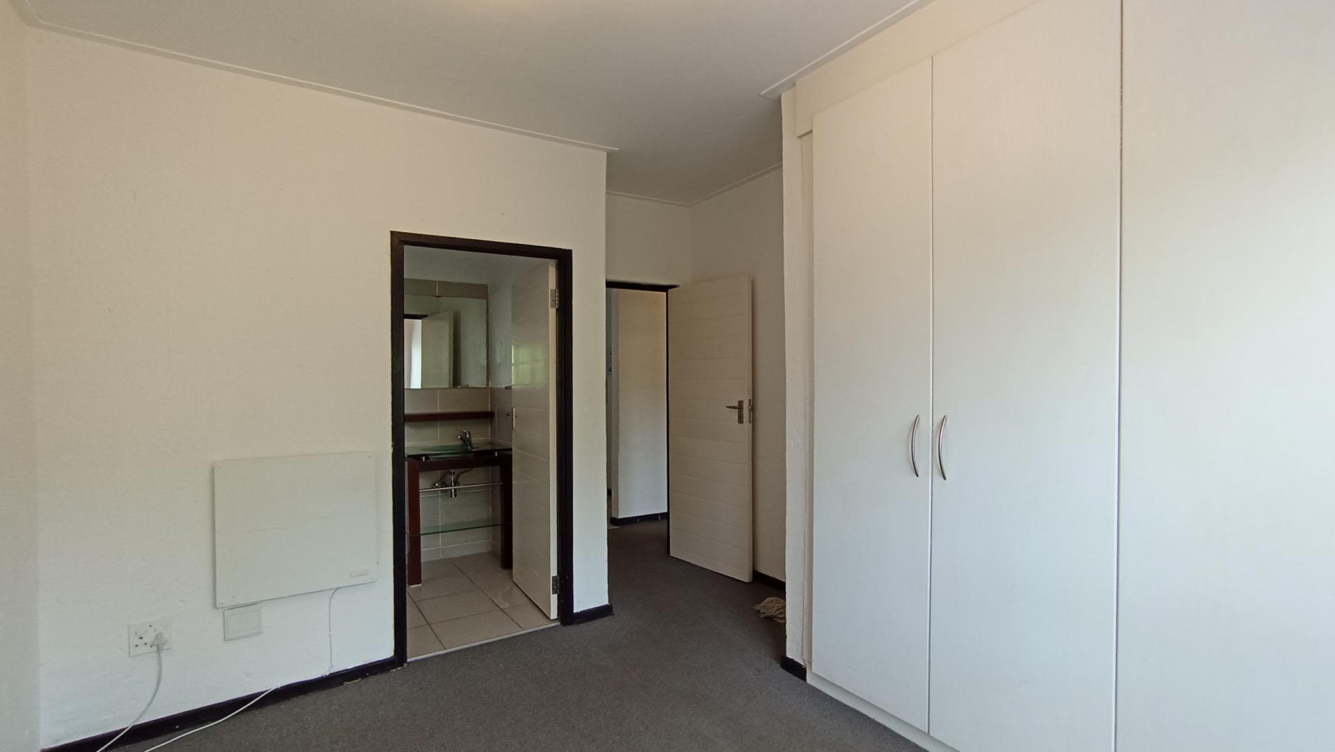 Main Bedroom - 15 square meters of property in Jackal Creek Golf Estate