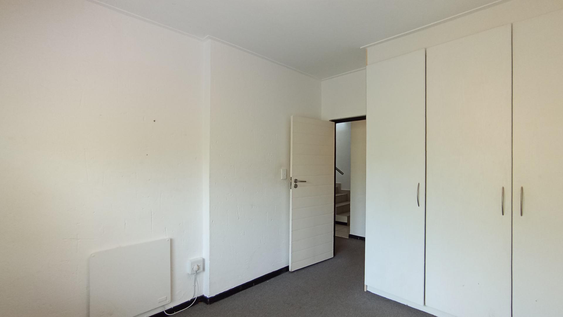 Bed Room 1 - 17 square meters of property in Jackal Creek Golf Estate