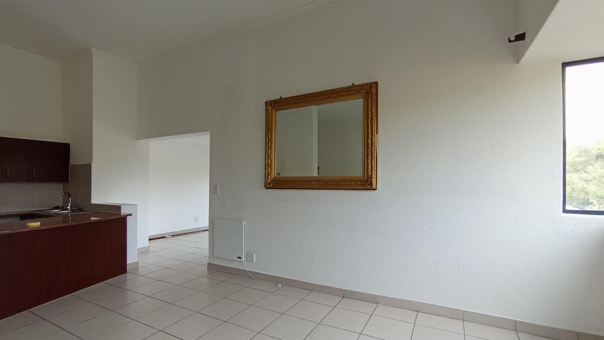 Lounges - 35 square meters of property in Jackal Creek Golf Estate