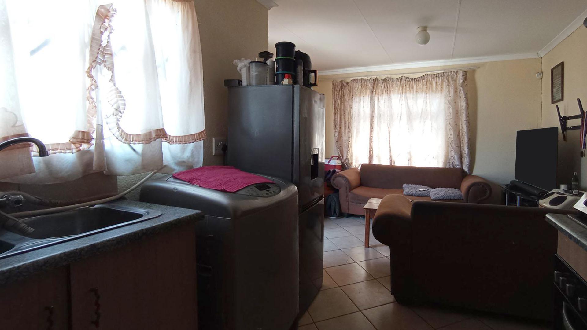 Kitchen - 6 square meters of property in The Orchards