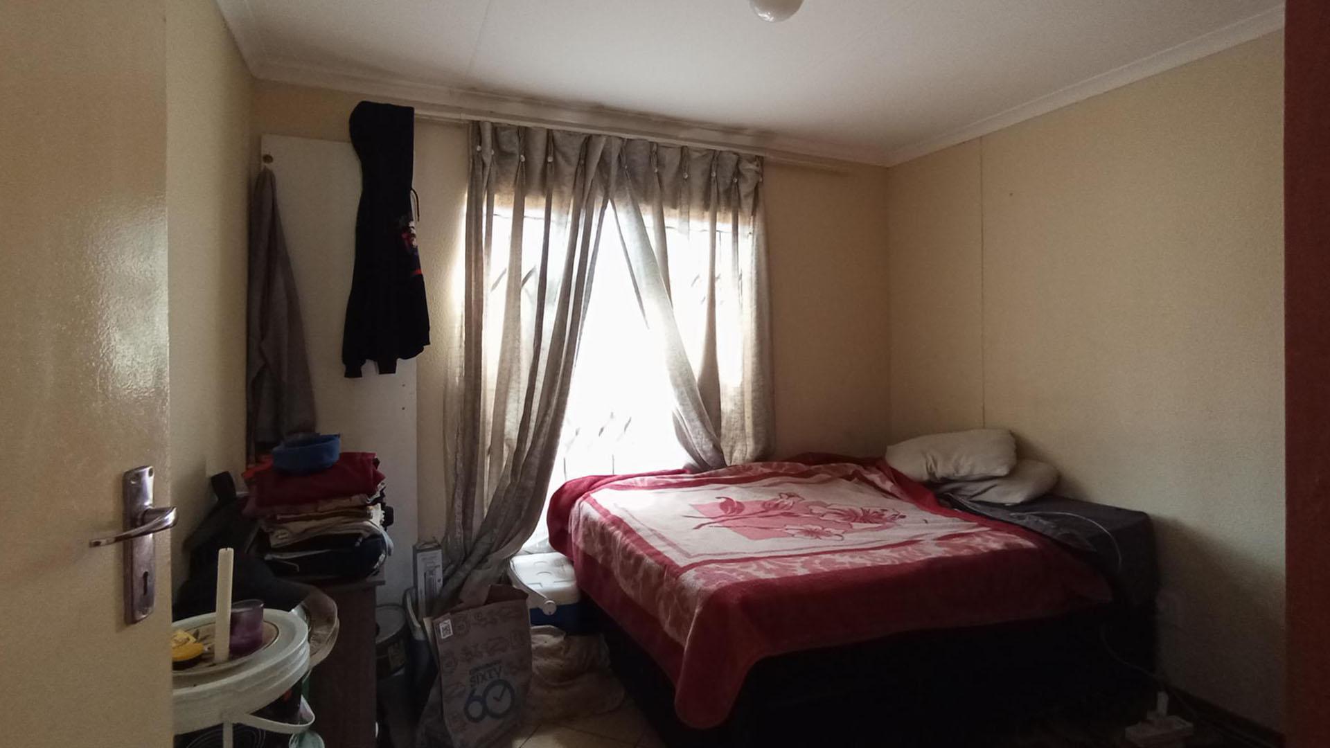 Bed Room 1 - 10 square meters of property in The Orchards