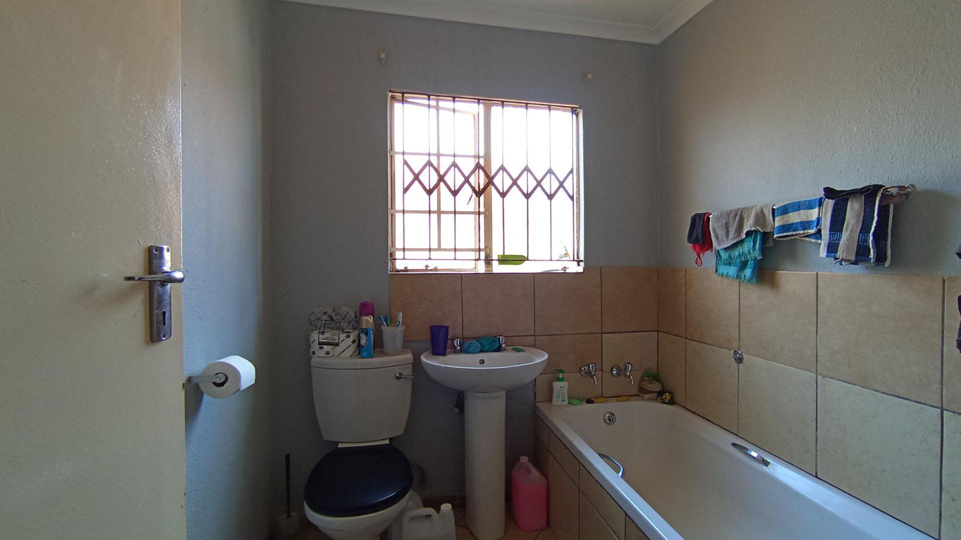 Bathroom 1 - 5 square meters of property in The Orchards