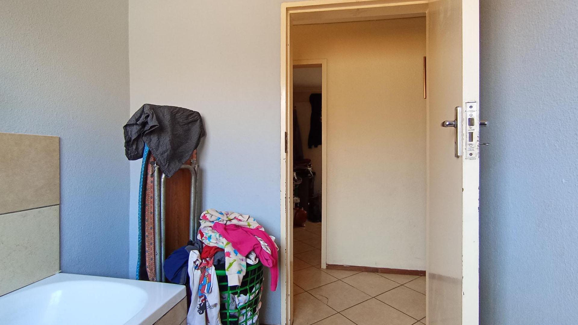 Bathroom 1 - 5 square meters of property in The Orchards