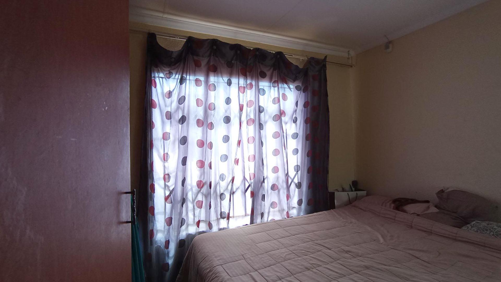 Main Bedroom - 11 square meters of property in The Orchards