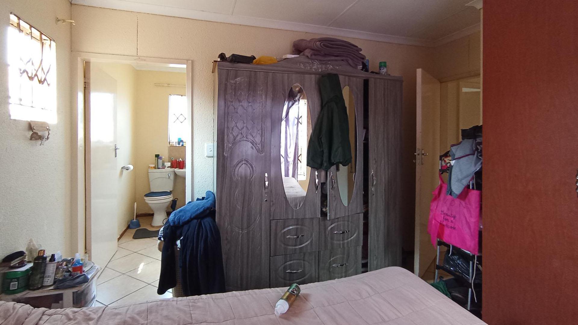 Main Bedroom - 11 square meters of property in The Orchards