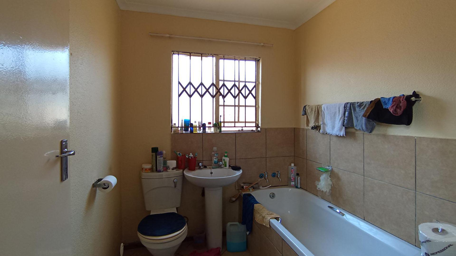 Main Bathroom - 5 square meters of property in The Orchards