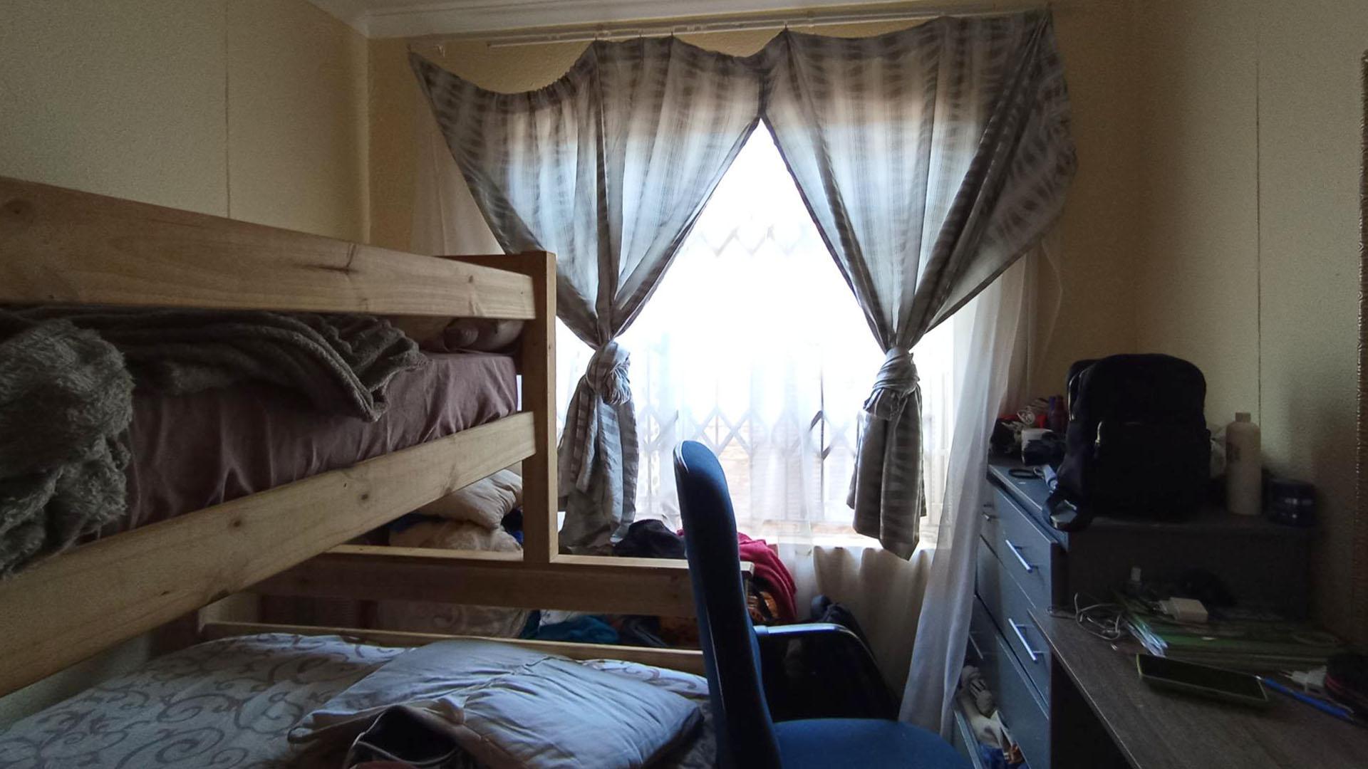 Bed Room 2 - 8 square meters of property in The Orchards