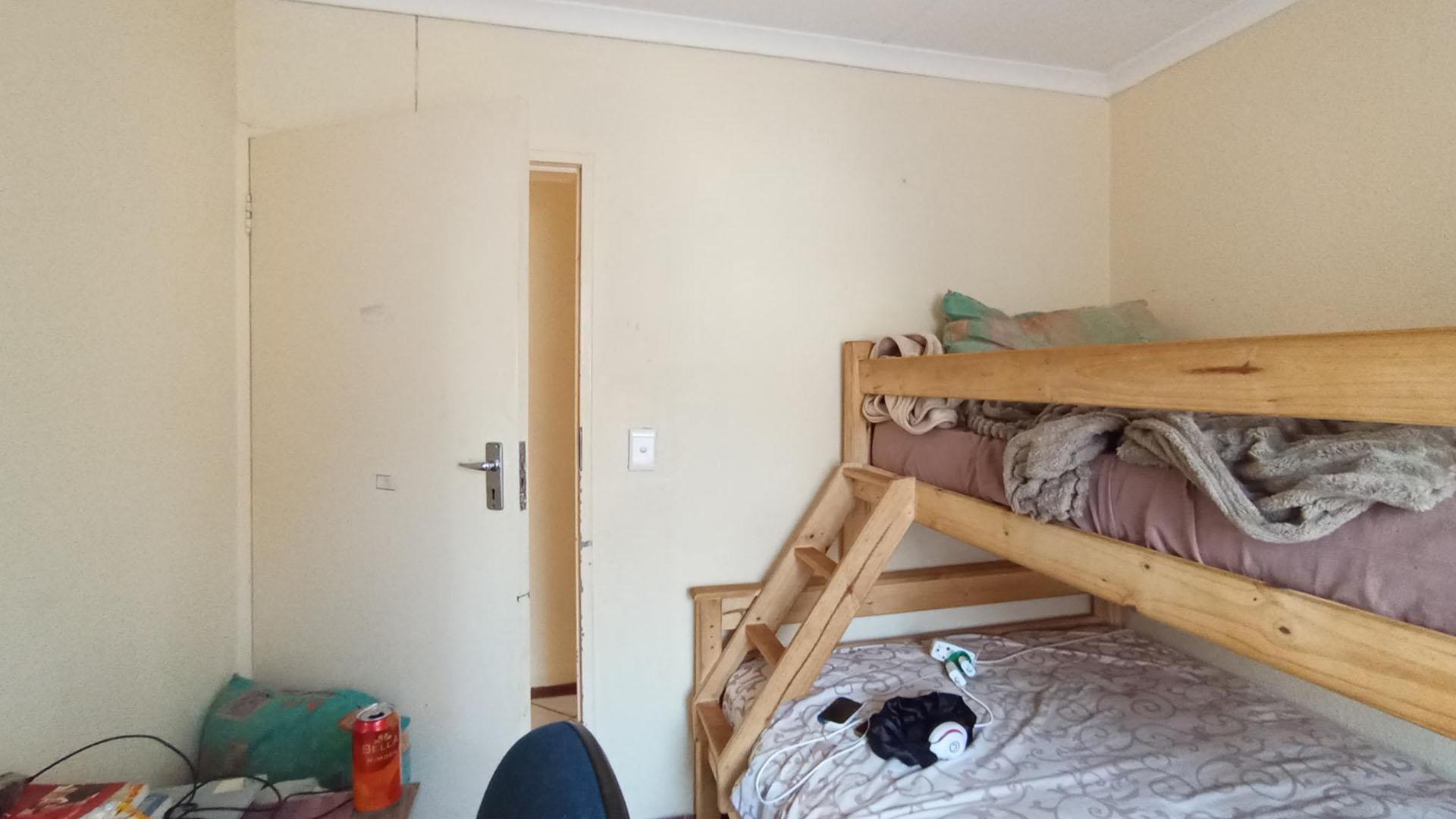 Bed Room 2 - 8 square meters of property in The Orchards