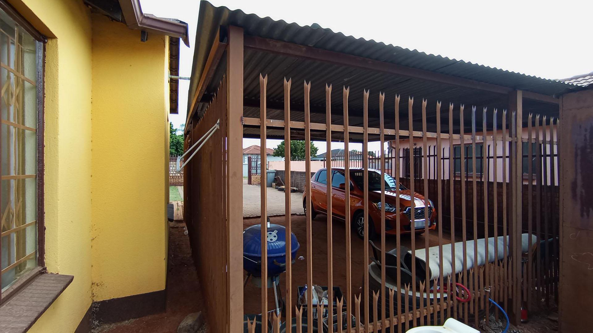 Carport  - 35 square meters of property in The Orchards